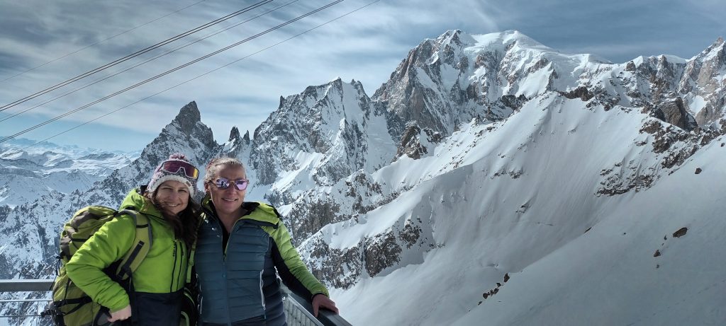 Equipe groupes et séminaires avec vue Mont Blanc depuis le Skyway
