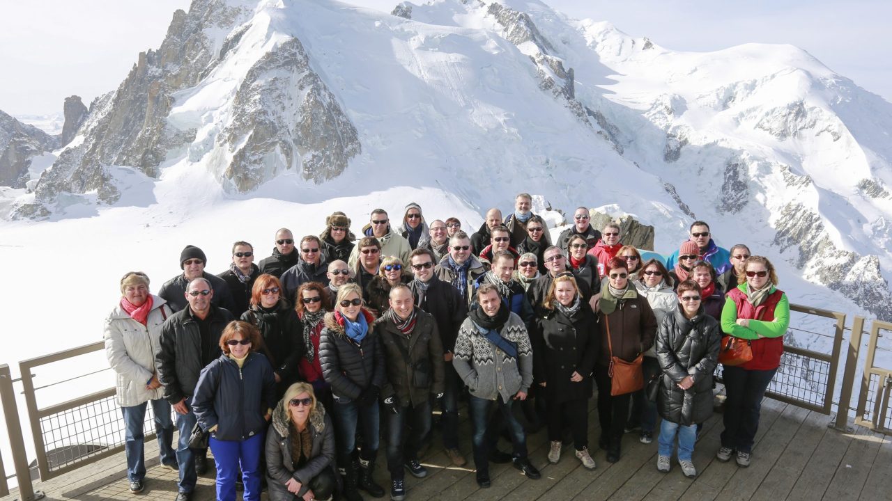 Photo de groupe en haut de l'Aiguille du Midi, devant le Mont Blanc