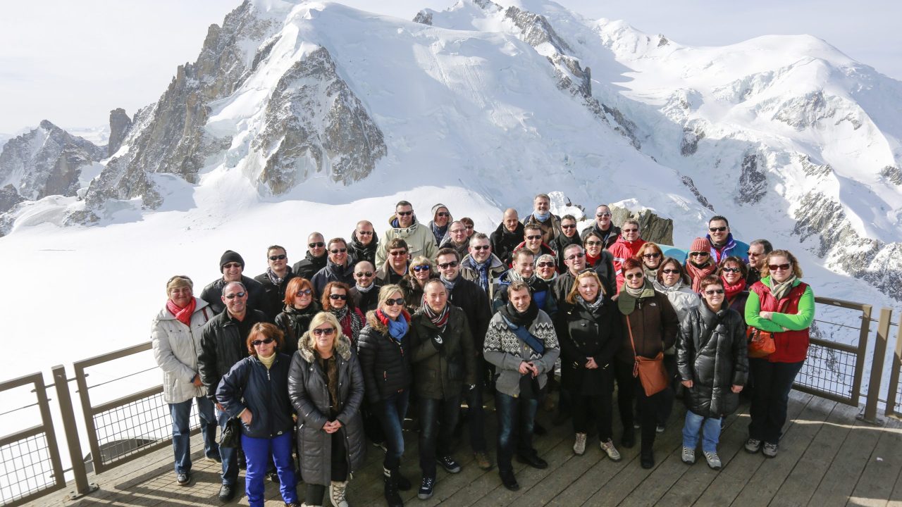 Photo de groupe devant l'Aiguille du Midi